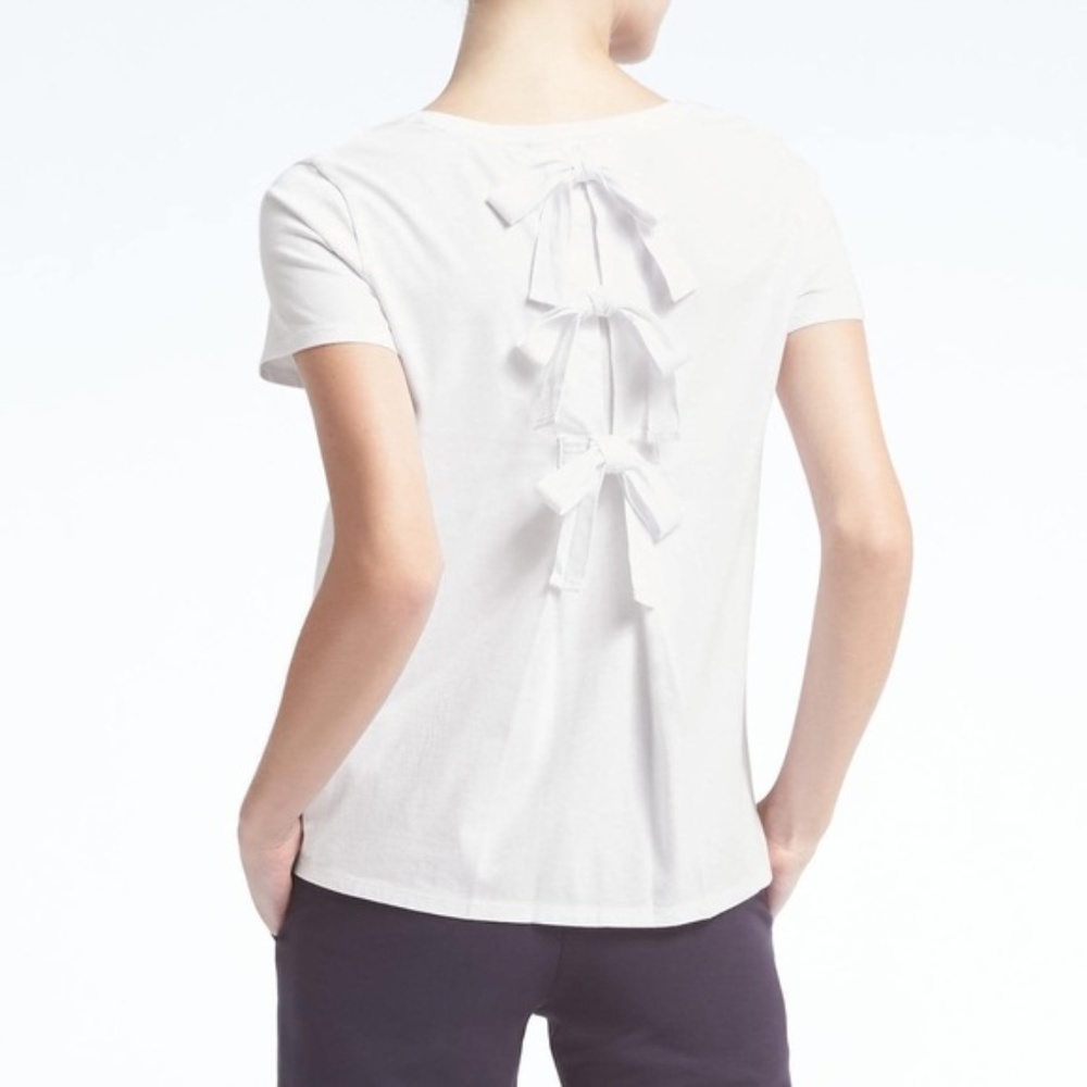 ❤️Banana Republic tee with 3 bows on back